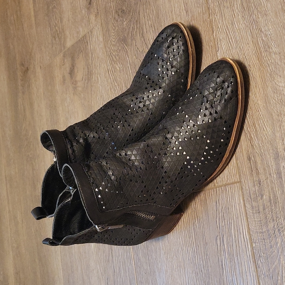 Lucky Brand perforated booties